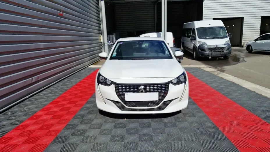 PEUGEOT 208 -