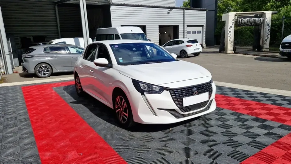 PEUGEOT 208 -
