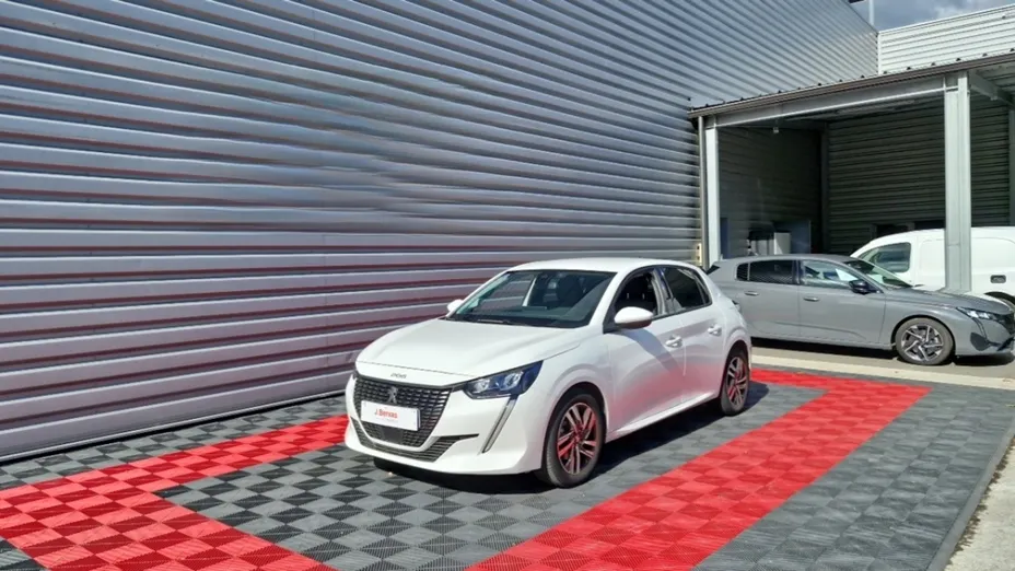PEUGEOT 208 -