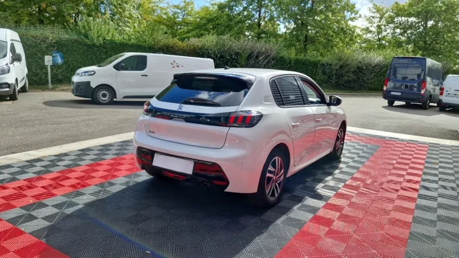 PEUGEOT 208 -