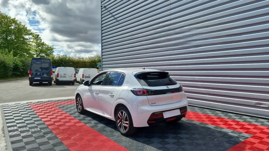 PEUGEOT 208 -