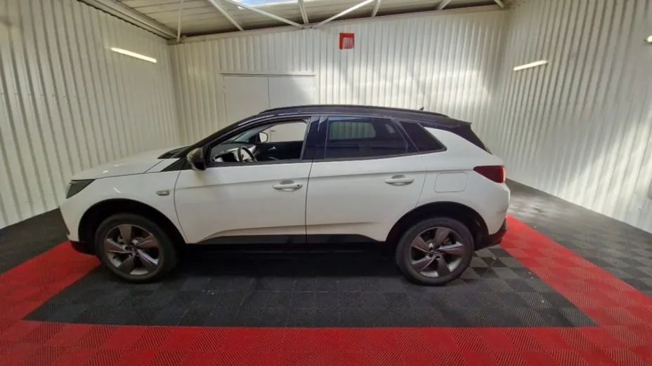 OPEL Grandland -