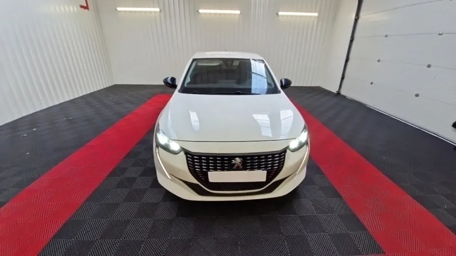 PEUGEOT 208 -