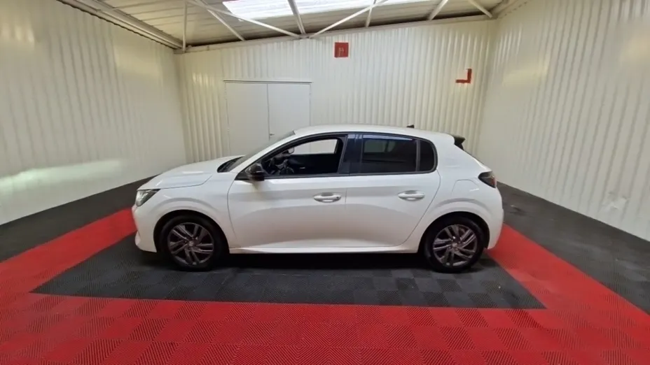 PEUGEOT 208 -
