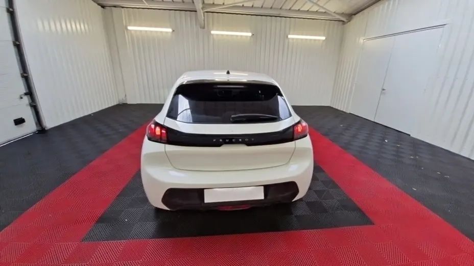 PEUGEOT 208 -