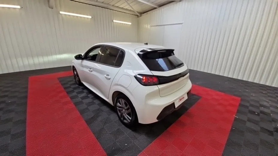 PEUGEOT 208 -