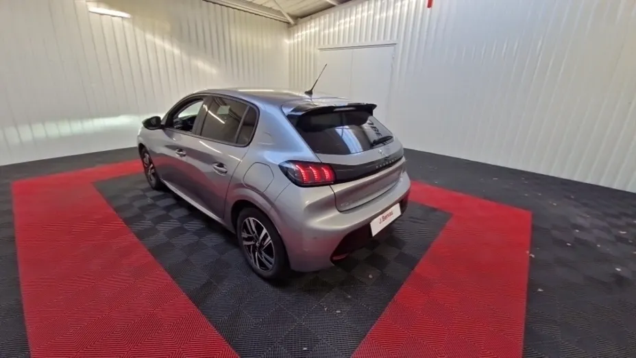 PEUGEOT 208 -