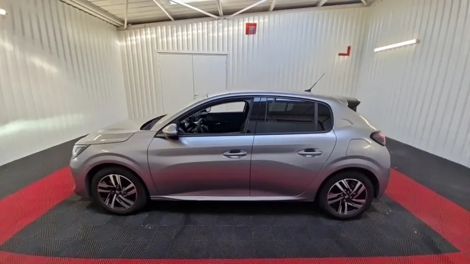 PEUGEOT 208 -