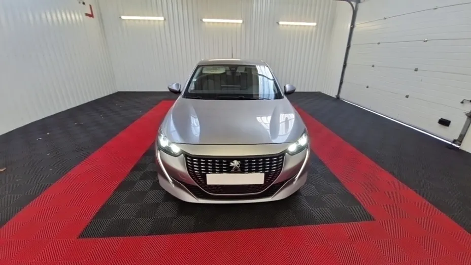 PEUGEOT 208 -