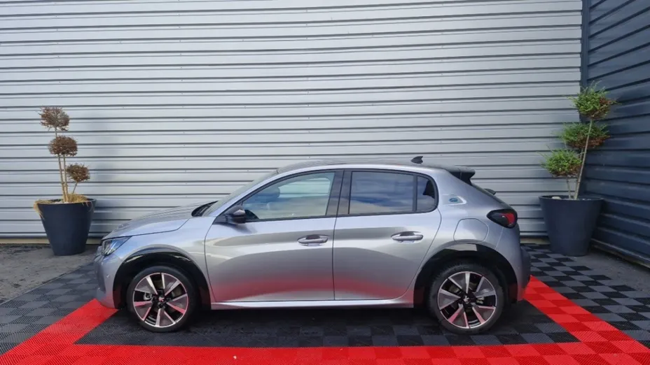 PEUGEOT 208 -