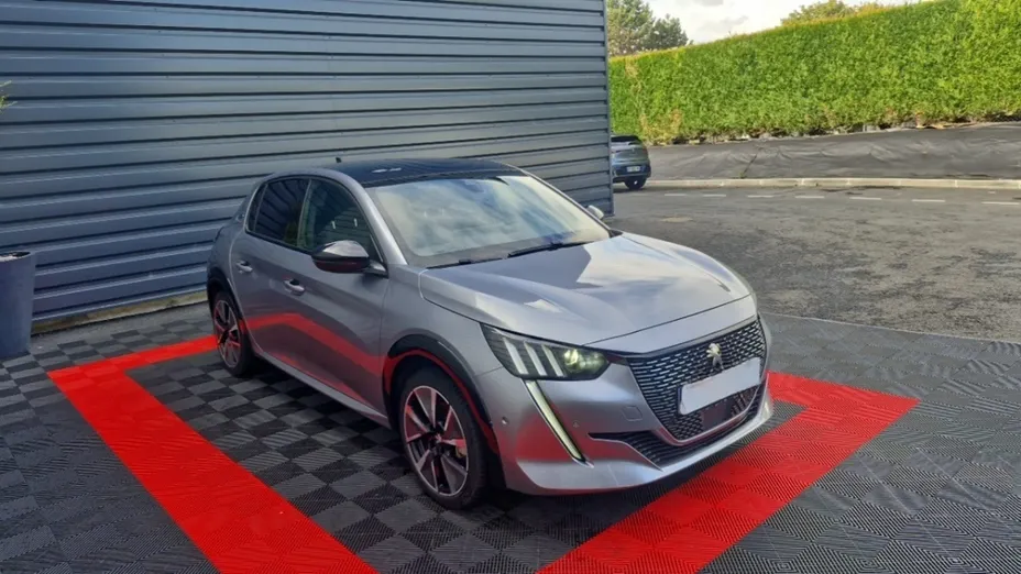 PEUGEOT 208 -