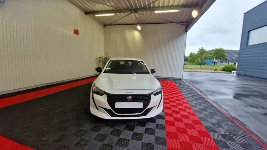 PEUGEOT 208 -