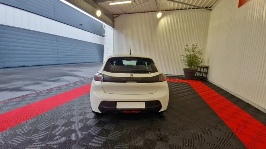 PEUGEOT 208 -