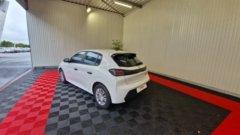 PEUGEOT 208 -