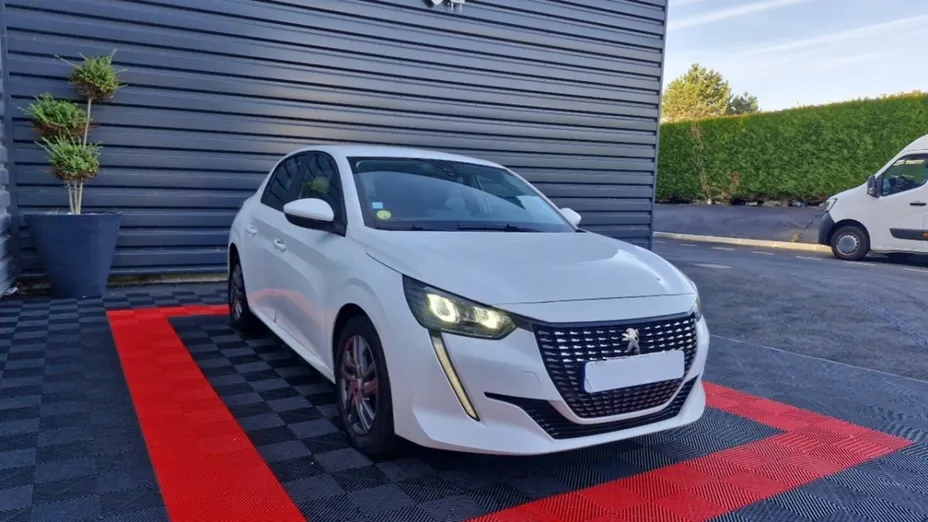 PEUGEOT 208 -