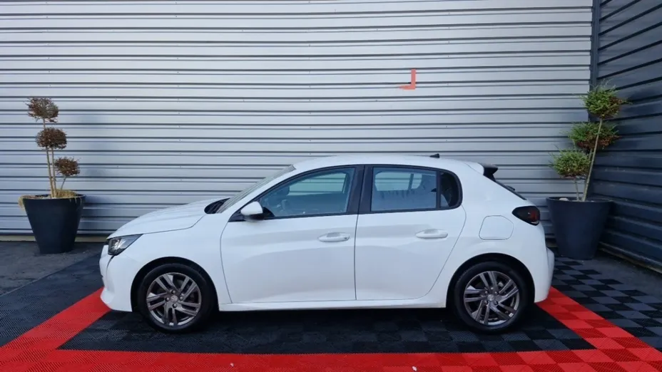 PEUGEOT 208 -