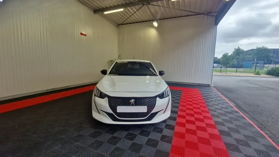 PEUGEOT 208 -