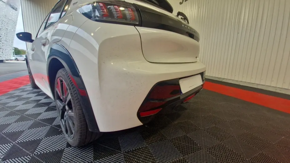 PEUGEOT 208 -