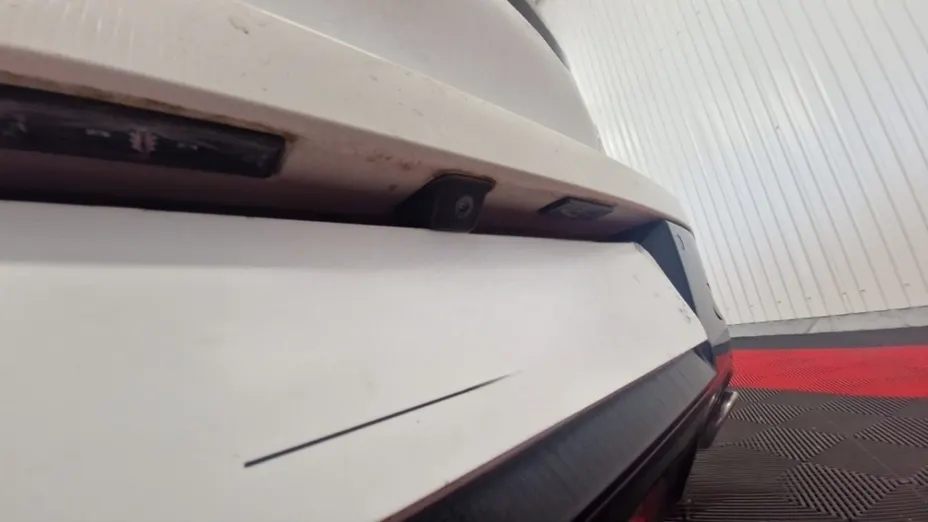 PEUGEOT 208 -