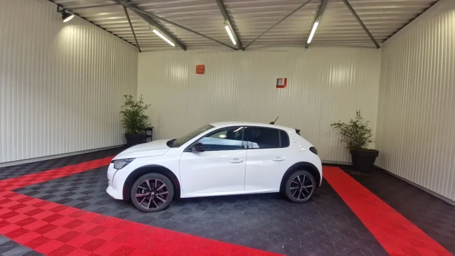 PEUGEOT 208 -