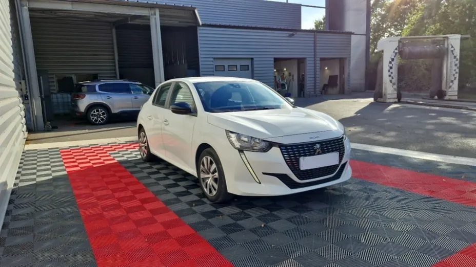 PEUGEOT 208 -