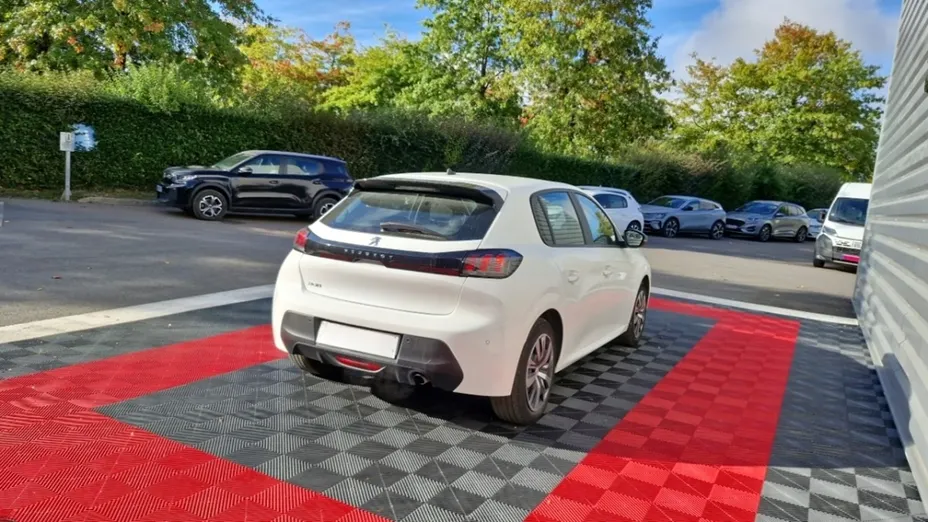 PEUGEOT 208 -