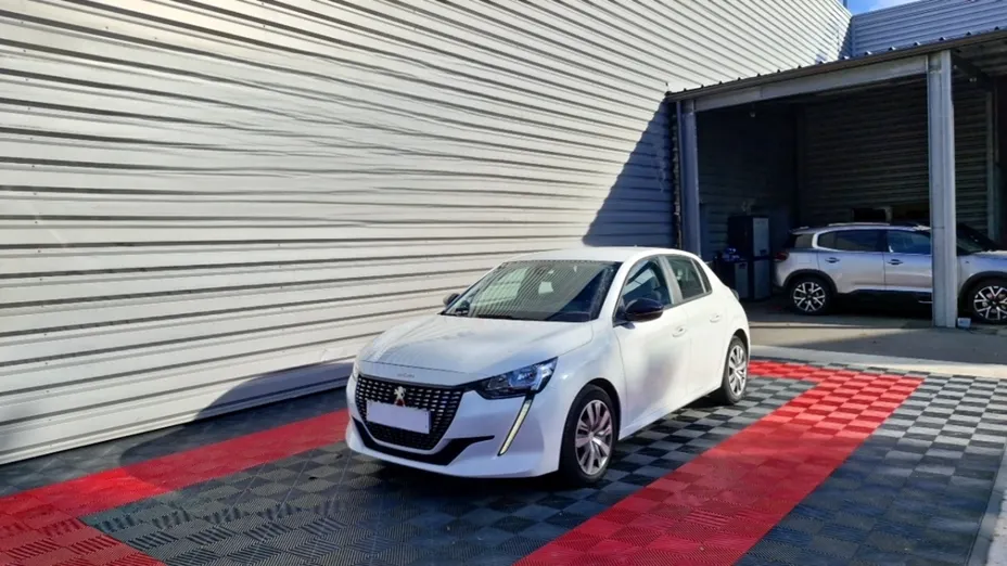 PEUGEOT 208 -