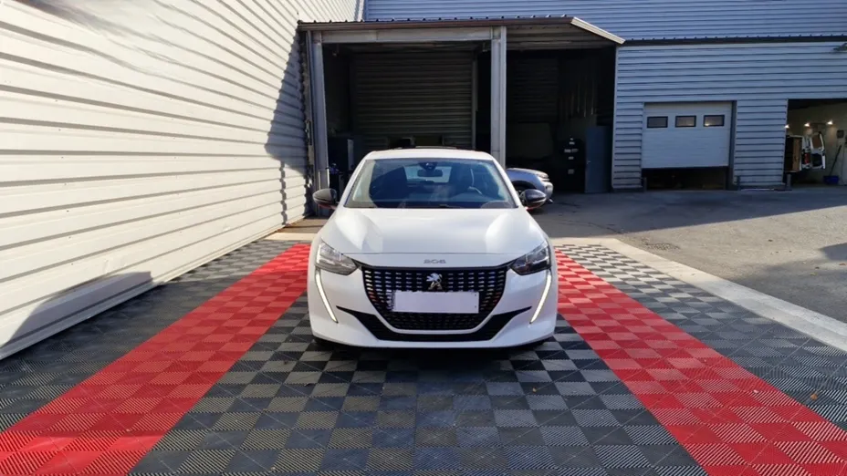 PEUGEOT 208 -