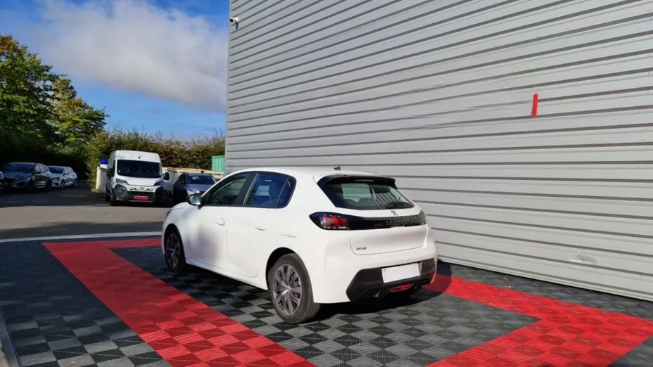 PEUGEOT 208 -