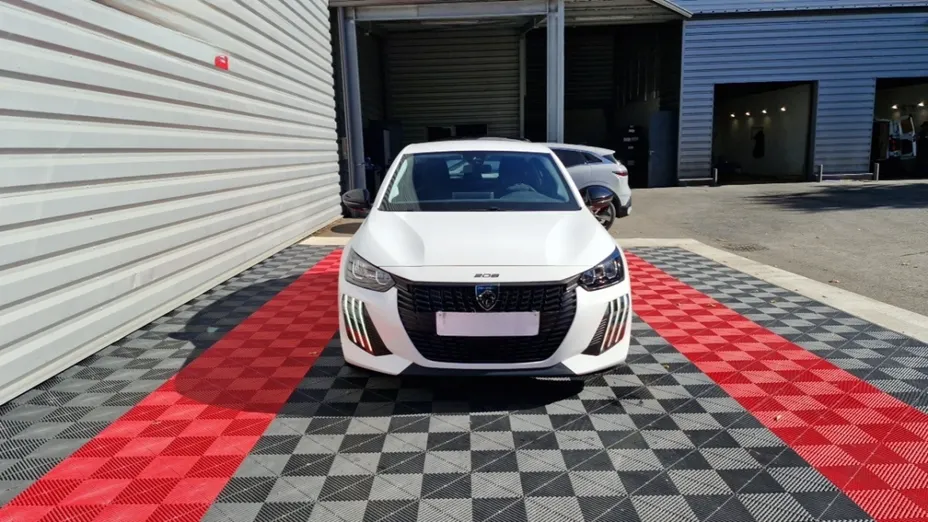 PEUGEOT 208 -