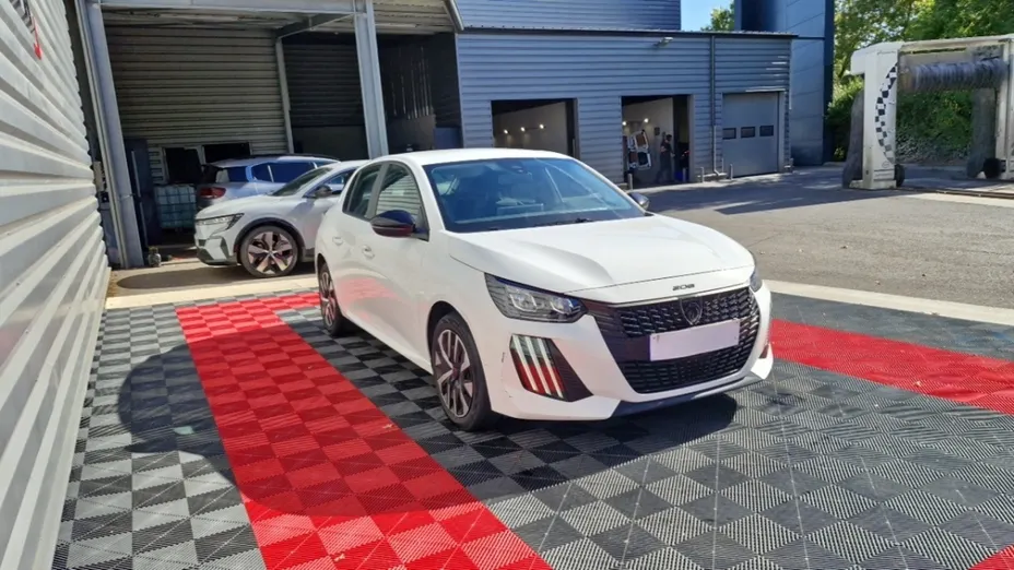 PEUGEOT 208 -
