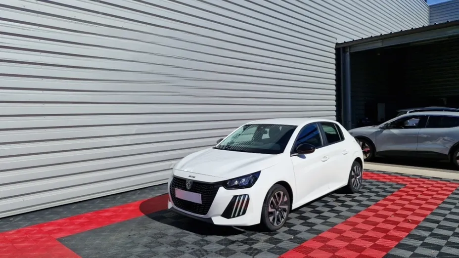 PEUGEOT 208 -