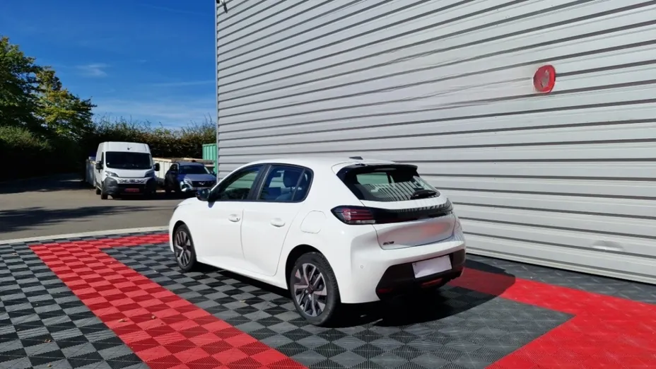 PEUGEOT 208 -