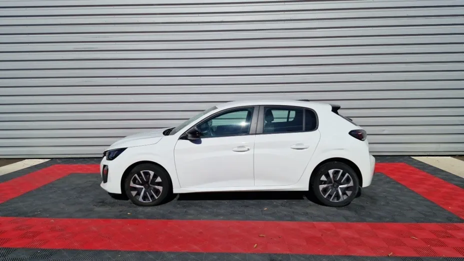 PEUGEOT 208 -