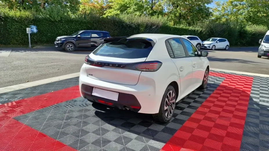 PEUGEOT 208 -