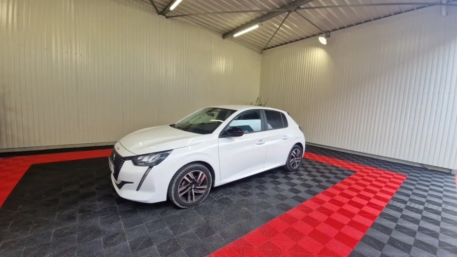 PEUGEOT 208 -