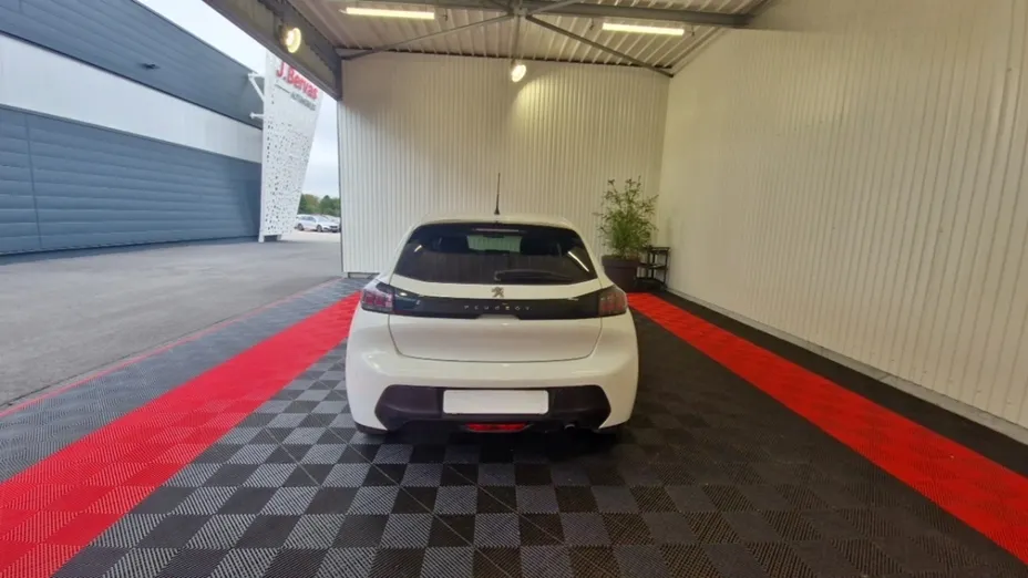 PEUGEOT 208 -