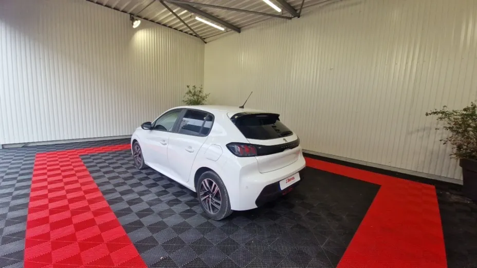 PEUGEOT 208 -