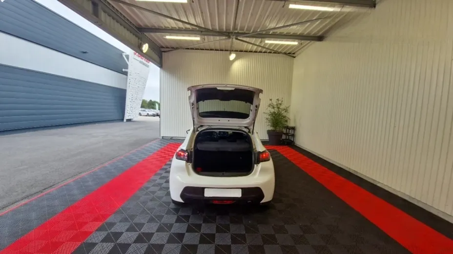PEUGEOT 208 -