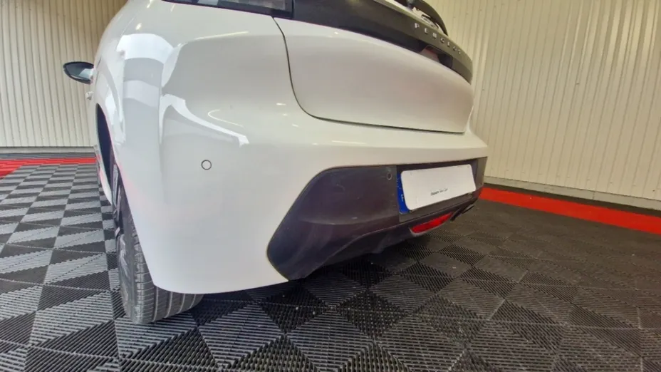 PEUGEOT 208 -