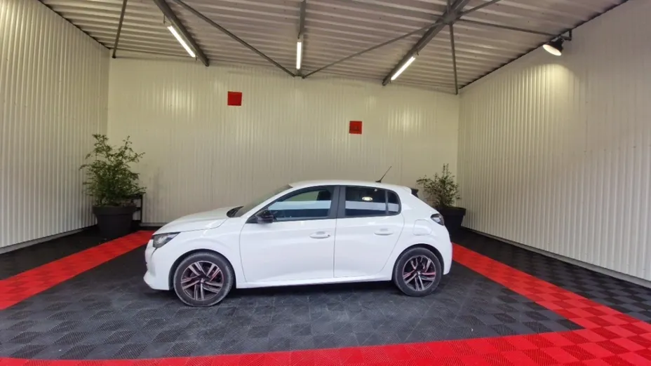 PEUGEOT 208 -