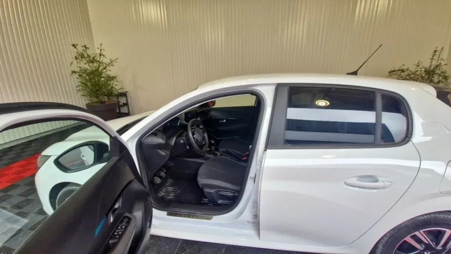 PEUGEOT 208 -