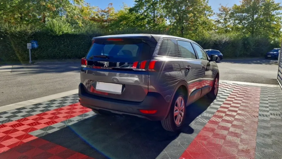 PEUGEOT 5008 -