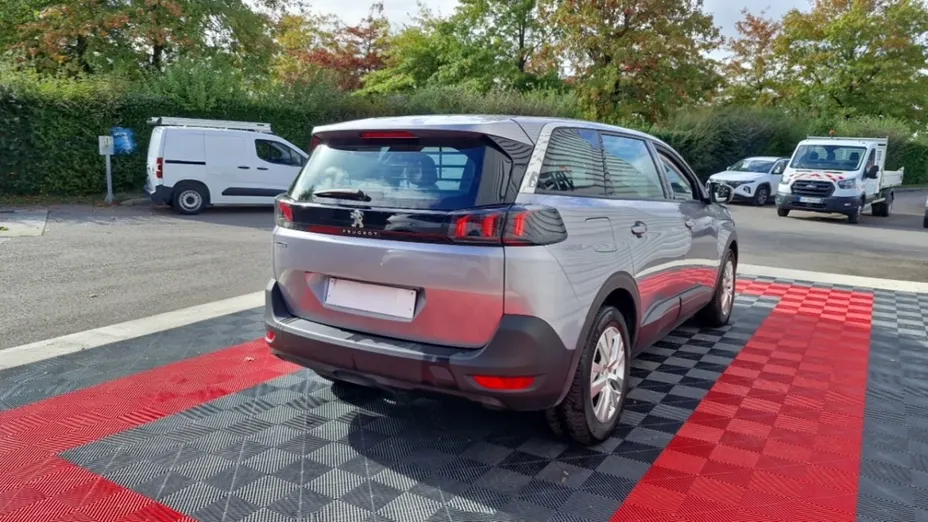 PEUGEOT 5008 -