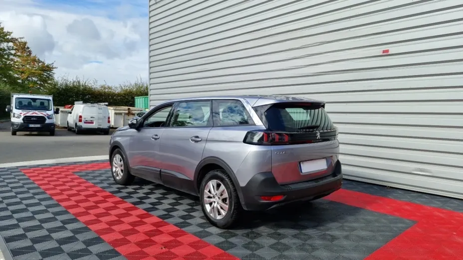 PEUGEOT 5008 -