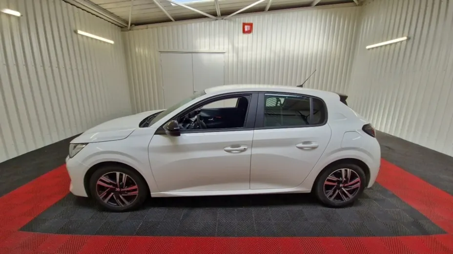 PEUGEOT 208 -