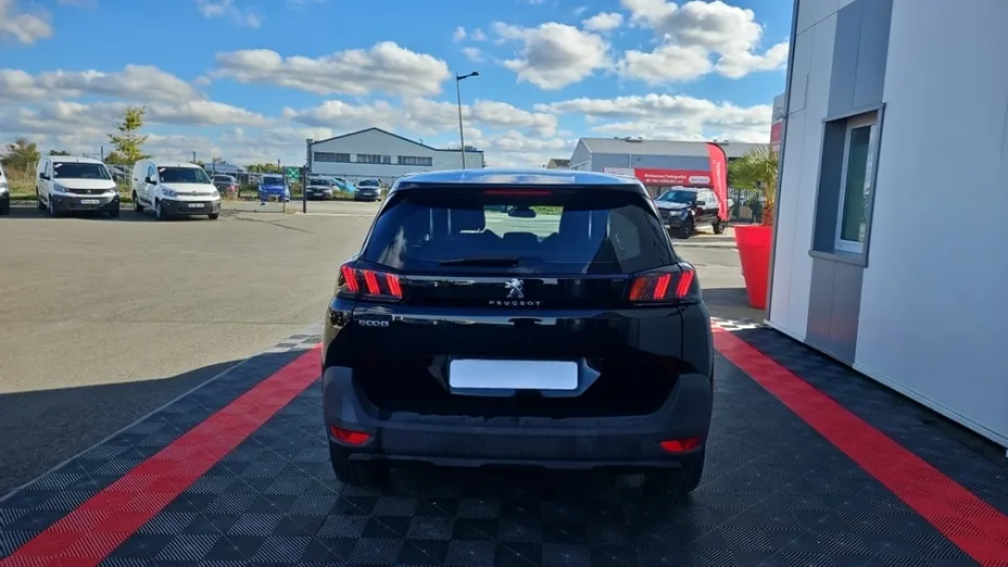 PEUGEOT 5008 -