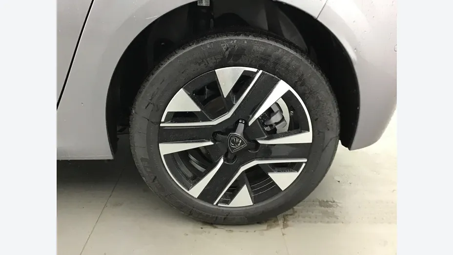 PEUGEOT 208 -