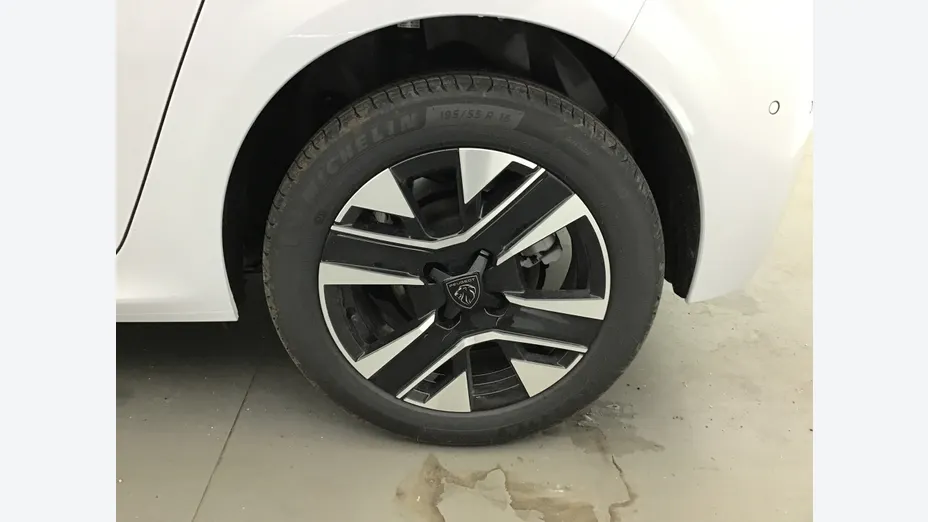 PEUGEOT 208 -
