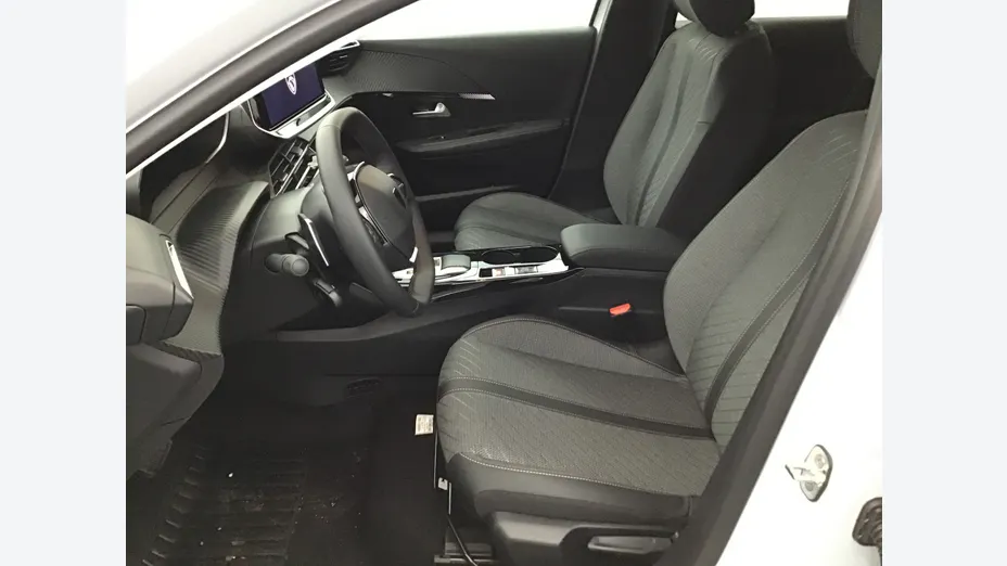 PEUGEOT 208 -
